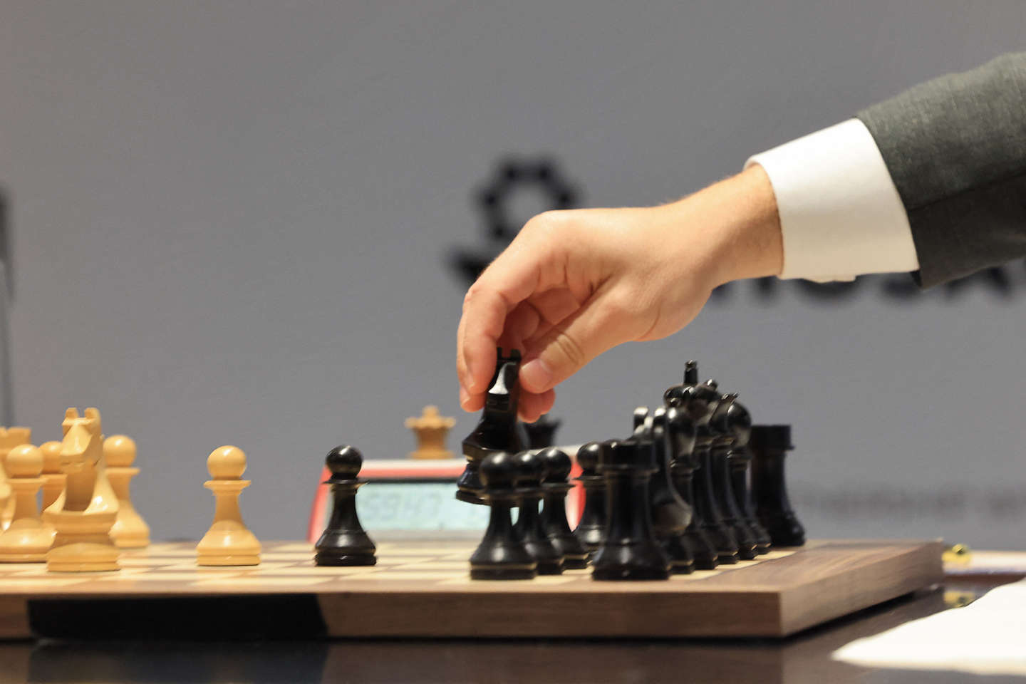 An assistant moves chess, as French international chess
