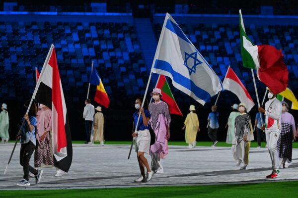 Drapeau national d'Israël, nous nous tenons avec le drapeau du